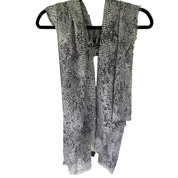 David and Young  Women's Abstract Gray White Printed Scarf (One Size) - Picture 2 of 4